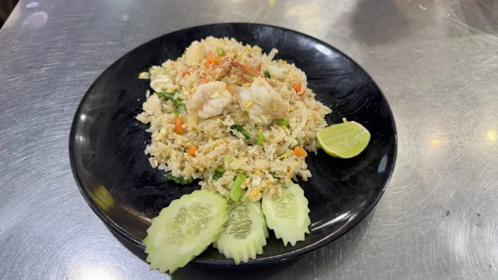 Riso di konjac saltato con gamberi e verdure